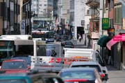 Die Neugasse in Zug wird vom Verkehr jeden Tag überflutet. Mit dem Stadttunnel mit Zentrum Plus würde sich die Situation hier deutlich verbessern. (Bild Stefan Kaiser)