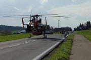 Ein Rega-Helikopter landet auf der Strasse. (Bild: Leserreporter)