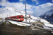 Die Matterhorn Gotthard Bahn bei der Haltestelle Nätschen. (Bild: Corinne Glanzmann)