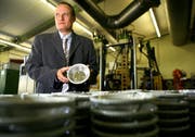 Sandro Wechlin in der Produktion der Elfo. (Bild Chris Iseli/Neue LZ)