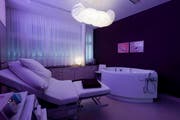 Einer der neu renovierten Gebärsäle im Kantonsspital Nidwalden. (Bild: pd)