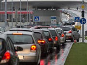 Ab ins Ausland: Kolonne bei der Ausreise am Zoll beim Einkaufszentrum Rhein Center in Weil am Rhein (D). (Archiv) (Bild: KEYSTONE/GEORGIOS KEFALAS)