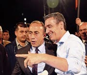 Der designierte neue Premierminister Ramush Haradinaj (links) freut sich mit Kardi Veseli, dem Präsidenten des Koalitionspartners PDK, über den Ausgang an der Urne. (Bild: Visar Kryeziu/AP (Pristina, 12. Juni 2017))