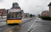 Ein Postauto macht auf der Hauptstrasse beim Quartier Hansmatt in Stans kehrt. (Bild: Corrinne Glanzmann)
