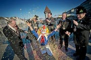 Ein Basler Waggis auf dem Rathaussteg in Luzern? Da geben die fünf Stadtluzerner Fasnachtsmeister (von links) Thomas Bucher, Stephan Furrer, Bernhard Matter, Jürg Weber und Rolf Sainsbury dem Basler Waggis so richtig Saures - in Konfettiform. (Bild: Pius Amrein / Neue LZ)