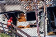 Ein Brandermittler der Polizei betritt die Brandruine. (Bild: Philipp Schmidli (Schachen, 11. Februar 2018))