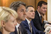 Auf Ignazio Cassis (zweiter von rechts) soll Beat Walti (zweiter von links) folgen. (Bild: KEYSTONE/Jean-Christophe Bott)