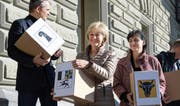 Die SP-Nationalräte Beat Jans (Basel-Stadt) und Susanne Leutenegger-Oberholzer (Baselland) sowie Unia-Präsidentin Vania Alleva reichen das Referendum gegen die Unternehmenssteuerreform III ein. Bild: Peter Schneider/Keystone (Bern, 6. Oktober 2016)