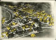 Alles Gelbe ist weg: Die Luftaufnahme von 1919 demonstriert den Verlust an Bausubstanz in der Zuger Neustadt. (Bild: PD)