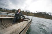 Erika Burkard in ihrer «Libelle». (Bild Philipp Schmidli/Neue LZ)