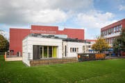 Das studentische Solarhaus an seinem neuen Platz vor dem Gebäude der HSLU in Horw. (Bild: PD)
