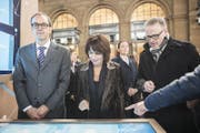 Bundespräsidentin Doris Leuthard informiert sich neben SBB-CEO Andreas Meyer am Digitaltag im Hauptbahnhof. (Bild: Ennio Leanza / Keystone (Zürich, 21. November 2017))