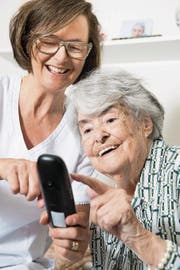 Judith Bollinger von der Gepflegt Spitex Luzern betreut ihre Mutter Irma Müller. (Bild: Eveline Beerkircher (Luzern, 11. Oktober 2017))