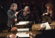 Ganz ohne Starallüren fügte sich Martha Argerich am Flügel perfekt in den Klang der Deutschen Kammerphilharmonie ein. Links Dirigent Vladimir Jurowski. (Bild: Priska Ketterer/Lucerne Festival (19. November 2017))
