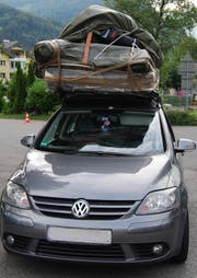 Gut zusammengeschnürt: Das völlig überladene Auto. (Bild Luzerner Polizei)