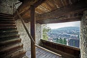 Eindrücke aus dem Innern des Luegislandturms, der in Richtung Stadt offen ist (Bild links). Rechts: Kantonsarchäologe Jürg Manser im Dachstuhl. (Bilder Pius Amrein)