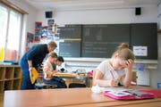 Gemäss eines Vorstosses sollen für Zuger Lehrpersonen künftig nicht mehr wie üblich zehn, sondern neunzehn Gehaltsstufen gelten. Das nicht nur bei den Lehrpersonen für rote Köpfe. (Symbolbild) (Bild: Maria Schmid / Neue ZZ)