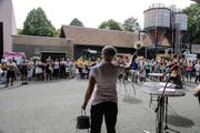 Gaby Fischer, Pfarreileiterin St. Franziskus, weiht den Neubau im Eichenspes in Kriens ein. (Bild: pd)