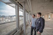 Der Leiter der Klinik St. Anna im Bahnhof, Matthias Wissler (rechts), und Pirmin Bühler, Teamleiter Sportmedizin, auf der Terrasse des Bahnhofs, wo bis vor kurzem die SBB-Büros untergebracht waren. (Bild: Pius Amrein (Luzern, 11. Januar 2018))