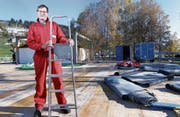 Unter Bauchef Hanspeter Kälin herrscht auf der Baustelle ein positives Arbeitsklima. (Bild: Werner Schelbert (Unterägeri, 3. November 2017))