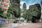 Das Baugespann (Bildmitte), fotografiert aus der Richtung der Gesegnetmattstrasse, zeigt die Ausmasse des Neubaus. (Bild: Corinne Glanzmann (Luzern, 10. Juli 2017))