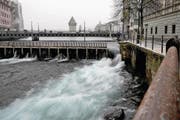 Hindernis für Fische: das Reusswehr in Luzern. (Bild: Nadia Schärli (5. Februar 2015))