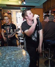 Die Band Vamprovia aus Baar spielt im «Why Not». (Bild: Werner Schelbert (Zug, 23. März 2018))