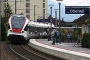 Zwischen Oberwil und Walchwil wird die S2 der Zuger Stadtbahn 2017 weniger häufig verkehren als bisher geplant. (Bild: Christof Borner-Keller / Neue ZZ)