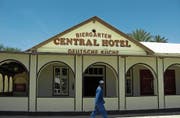 Deutsche Gaststätten – hier ein Hotel in Omaruru – sind in Namibia kein seltenes Bild. (Bild: Ullstein/Getty (Omaruru, 12. Januar 2009))
