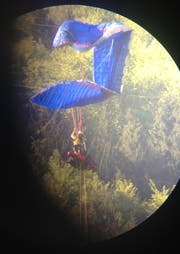 Der Rettungsspezialist Helikopter erreicht den Verunglückten. (Bild: Rega)