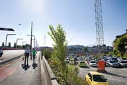 Der Kiesplatz neben der Langensandbrücke dient seit Jahren als Parkplatz. (Archivbild Manuela Koch-Jans)