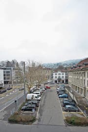 Um die auf dem Bild vorhandenen Parkplätze auf dem Postplatz wird heftig gestritten. (Bild: Maria Schmid (19. März 2018))