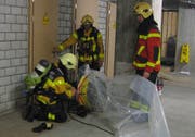 Angehörige der Feuerwehr beim durchlüften des Gebäudes. (Bild Freiwillige Feuerwehr der Stadt Zug FFZ)