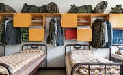 Die Uniform soll während des Wochenendes auch künftig nicht in der Kaserne bleiben. (Bild: Christian Beutler/Keystone)