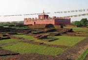 Der Maya-Devi-Tempel im nepalesischen Lumbini steht auf den Überresten des altbuddhistischen Heiligtums. (Bild: Andreas Faessler (November 2007))