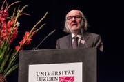 Sepp Riedener, Pionier der kirchlichen Gassenarbeit in Luzern, bei seiner Dankesrede für die Würdigung mit dem Ehrendoktor-Titel. (Bild: PD)
