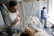 Die Gesundheit und damit die medizinische Versorgung haben ihren Preis. Eine Patientin mit Herzinfarkt bei der Einlieferung (Gestellte Szene). (Bild: Keystone)