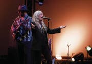 Patti Smith und Band (im Hintergrund ihr Sohn Jackson Smith an der Gitarre) begeisterten mit purer Musik. (Bild: Corinne Glanzmann (27. Juli 2017))