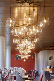 Lampen hängen an der Decke über den Esstischen. (Bild: PD)