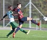 Die Chamer (rechts Roman Herger) hatten am Ende gegen Yverdon (Babacar Dia Mbaye) die Nase vorne. (Bild: Roger Zbinden (Cham, 14. Oktober 2017))