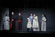 Das Kinder- und Jugendtheater in Aktion (v. l. n. r.): Anna Hotz als Nonne, Valentina Jans als Kardinal 1, Laura Keiser als Kardinal 2, Lorena Cerletti als Professor, Vera Gantenbein als Papst, Anna Mösli als Magierin. (Bild: Stefan Kaiser)