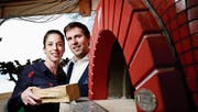 Mirca Reich und Cristian Hollatz posieren vor dem neuen Holzofen des Zunfthauses Kreuz in Oberwil, das sie neu als Pächter führen. (Bild: Stefan Kaiser (21. März 2018))