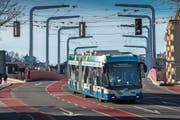 Der «Swiss Trolley plus» während einer Probefahrt auf der Langensandbrücke. (Bild: Boris Bürgisser (Luzern, 14. März 2018))