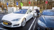 Der Fahrzeughersteller Tesla – im Bild das Elektrofahrzeug Tesla S – intensiviert die Zusammenarbeit mit der Zuger Firma Bossard. (Bild: EPA/Lex Van Lieshout)