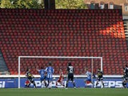 Alain Rochat (Nr. 19) schoss den FCZ vor leeren Rängen zum Sieg