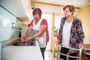 Die Nachfrage nach Betreuungshilfen wächst, das Angebot auch. Vorsicht ist vor allem bei Online-Vermittlern geboten. (Symbolbild: Getty)