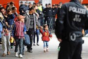 Eine Flüchtlingsfamilie kommt am Hauptbahnhof München an. Nun ist die bayrische Stadt an die Grenzen ihrer Kapazität gekommen. (Bild: DPA/Andreas Gebert)