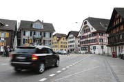 Im Rothenburger Dorfkern wurde vom April 2014 bis April 2015 versuchsweise eine Tempo-30-Zone eingerichtet. Der Schlussbericht zeigt jedoch keinen signifikanten Nutzen. (Bild: Corinne Glanzmann / Neue LZ)