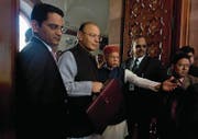 Seine Aussagen haben den Bitcoin-Kurs bachab geschickt: der indische Finanzminister Arun Jaitley (mit Aktentasche). (Bild: Manish Swarup/Keystone (Neu-Delhi, 1. Februar 2018))
