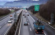 Die Autobahn A4 zwischen Cham und Rotkreuz wird auf sechs Spuren ausgebaut. (Bild Werner Schelbert/Neue ZZ)